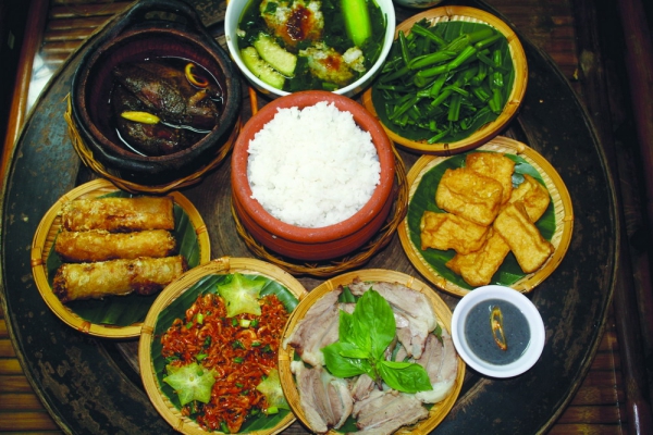 Manger sur les trottoirs à Hanoi