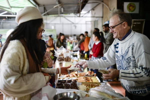 Le marché des étrangers à Hanoi sur le modèle des brocantes