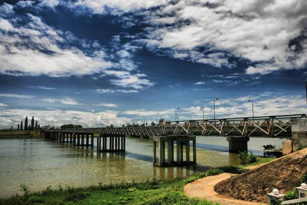 Pont Hien Luong du 17 ème parallèle – la foi des Vietnamiens