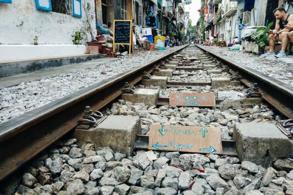 Rue du train de Hanoi – la vie sur les 2 côtés du chemin de fer