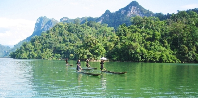 Village Pac Ngoi au lac Ba Be